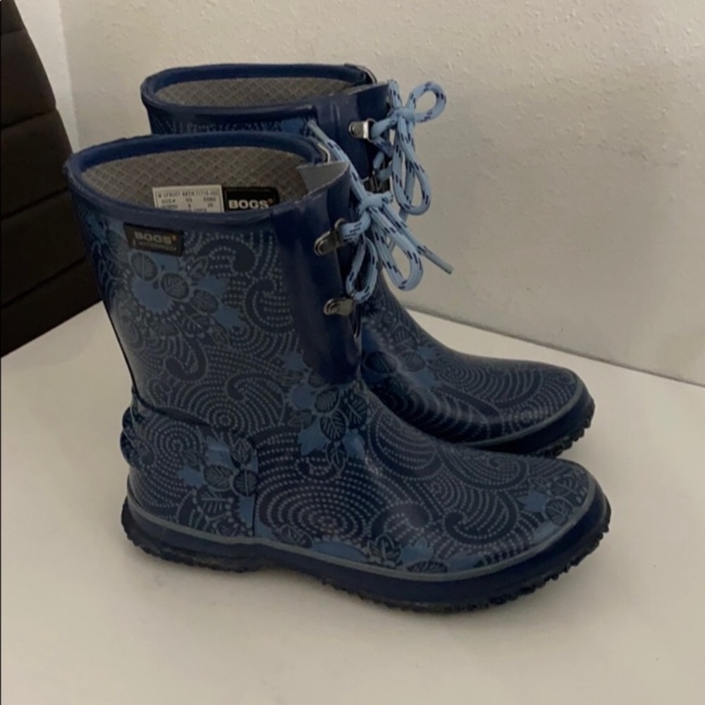 Authentic BOGS woman’s rubber rain boots Sz 8